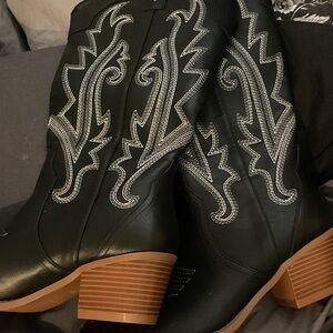Western-Style Black Leather Ankle Boots with Contrast Stitching